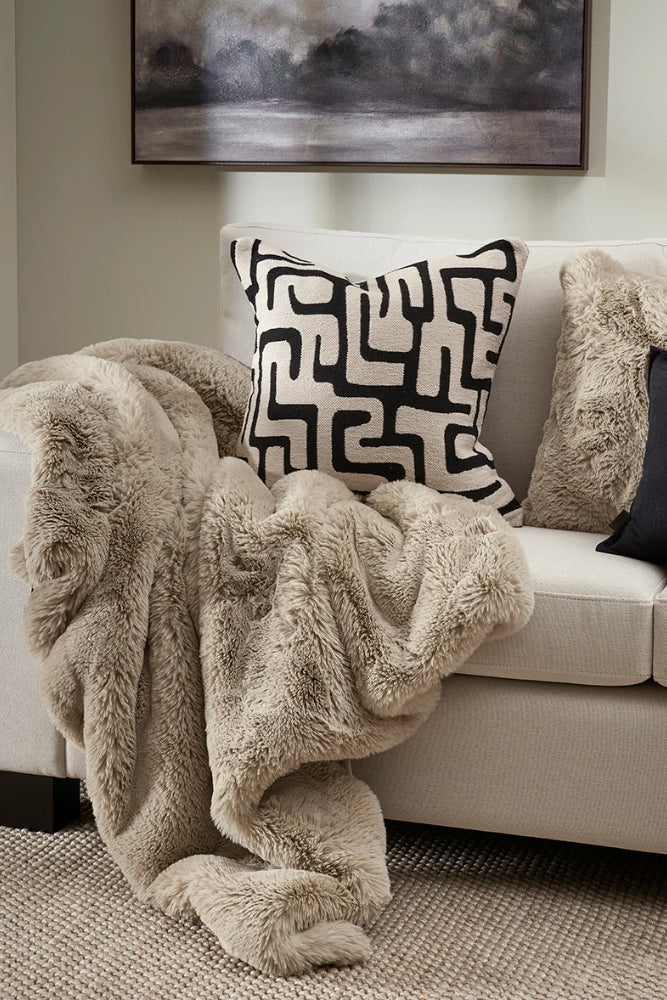 Pelage Throw